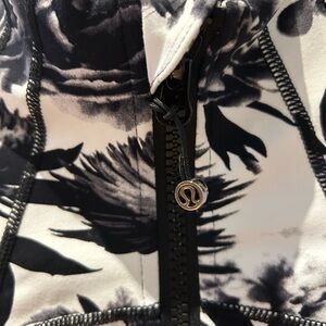 LULULEMON Women’s Forme Jacket Brisk Bloom Black White Floral Sz 8